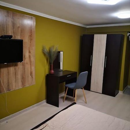 Appartement Студиото Е Партер От Жилищна Сграда. Топ Център. à Varna Extérieur photo