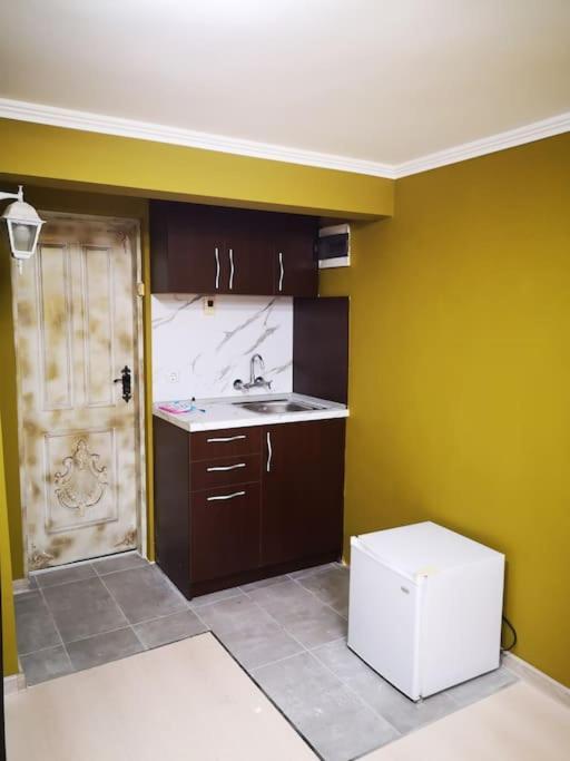 Appartement Студиото Е Партер От Жилищна Сграда. Топ Център. à Varna Extérieur photo