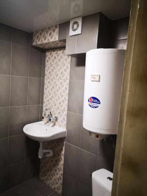 Appartement Студиото Е Партер От Жилищна Сграда. Топ Център. à Varna Extérieur photo